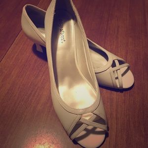 NWOT Easy Street Retro Heels